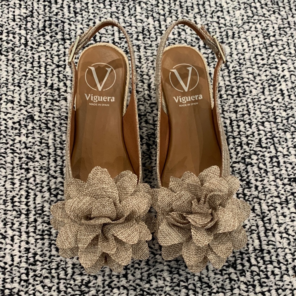Viguera. Size 7 Women's Beige Slingback Floral    Excellent condition